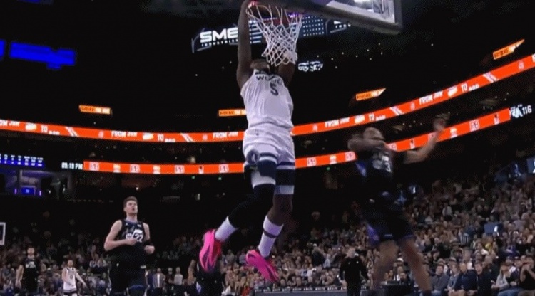 开云体育登陆入口-挺身而出！爱德华兹防守端干扰对方三分 反击折叠暴扣2+1打回悬念