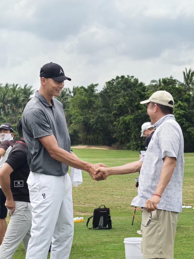 开云APP-好久不见！易建联现身观澜湖高尔夫比赛 面带笑容心情不错